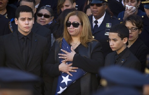 NYPD turn backs on Mayor Bill de Blasio at officer's funeral