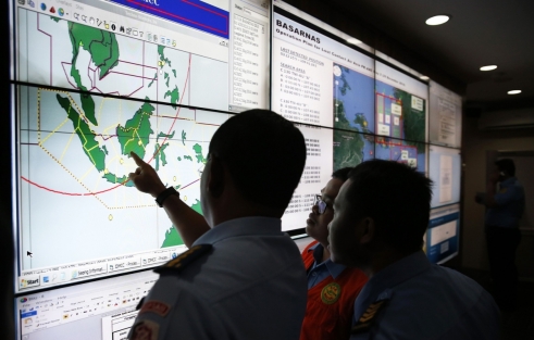 AirAsia 8501 plane most likely 'on the sea floor,' say Indonesia officials