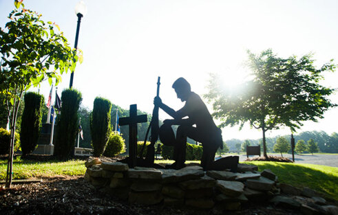 Kneeling soldier war memorial removed after King City, N.C. bullied into a settlement