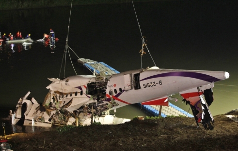 TransAsia plane crash video: 26 dead, 17 missing